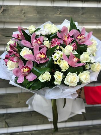 Букет цветов из: Розы и Хризантемы в Бегуницы