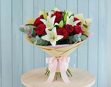 Букет цветов из:  Лилии и Розы в Бегуницы