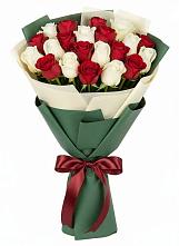 Букет Микс из красных и белых роз в Бегуницы