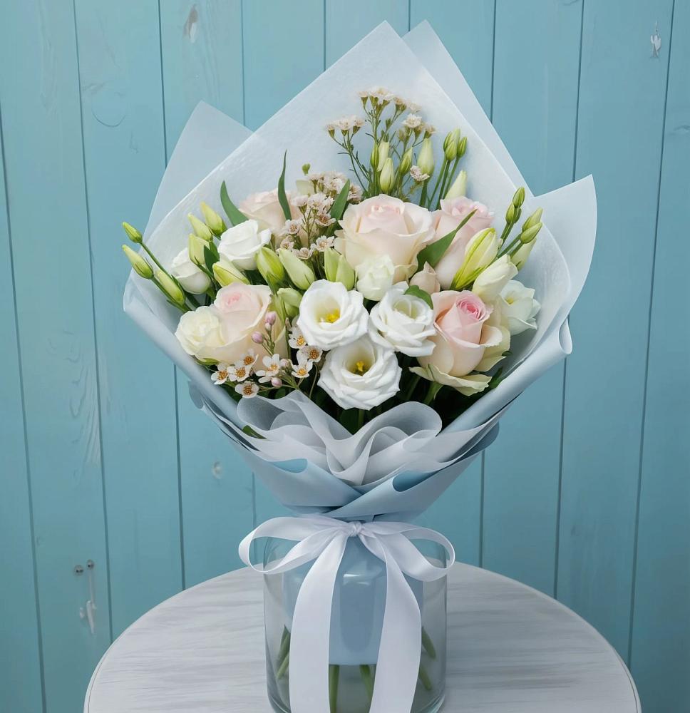 Букет цветов из: Розы и Лизиантусы в Бегуницы