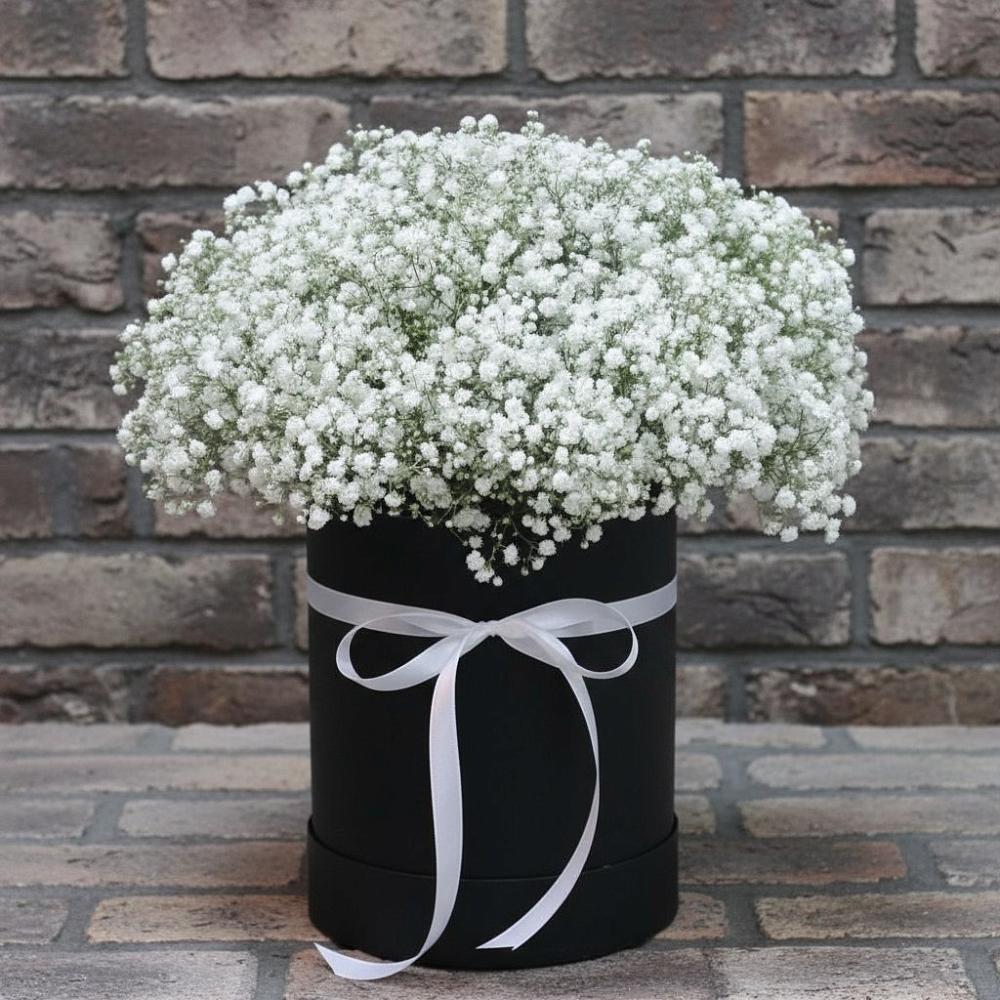 Цветочная композиция из Гипсофила в шляпной коробке в Бегуницы