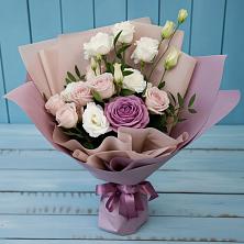 Букет цветов из:  Розы и Лизиантусы в Бегуницы