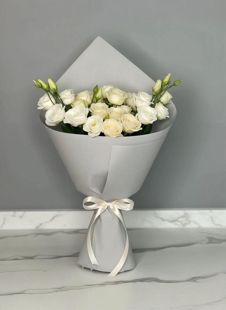 Букет цветов из: Розы и Лизиантусы в Бегуницы