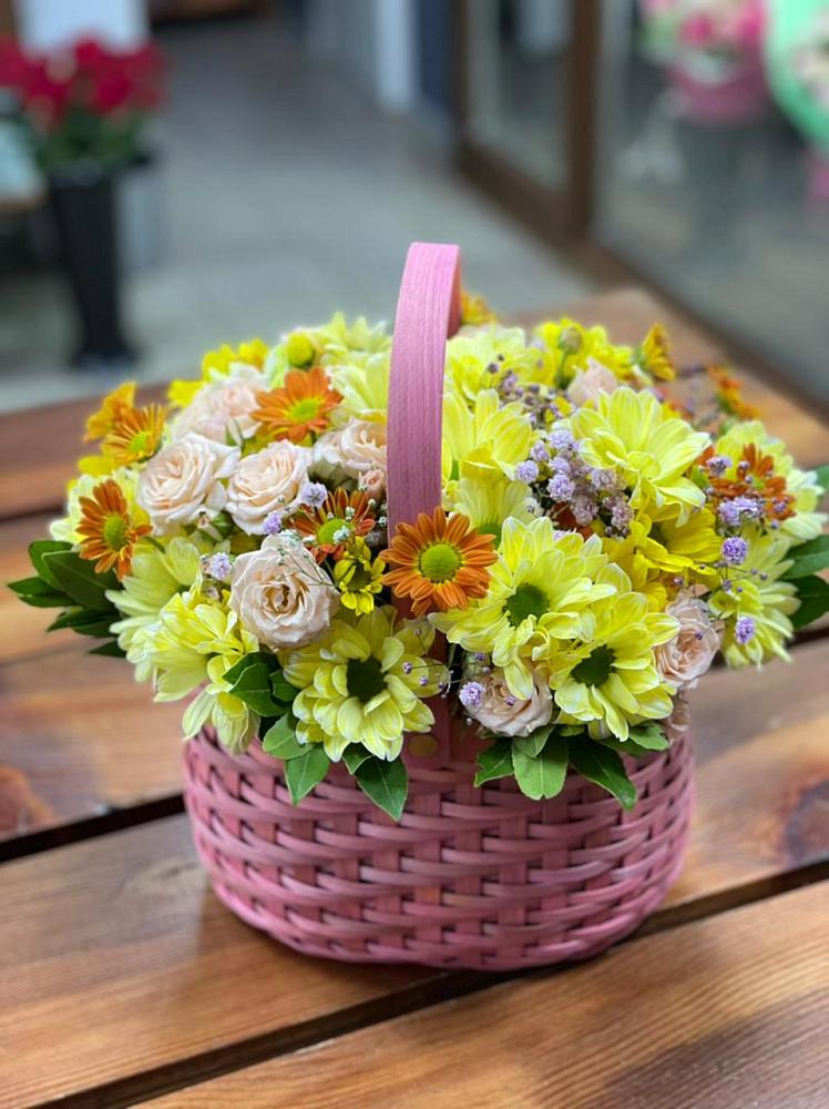 Цветочная композиция из Хризантемы и Розы в корзине в Бегуницы