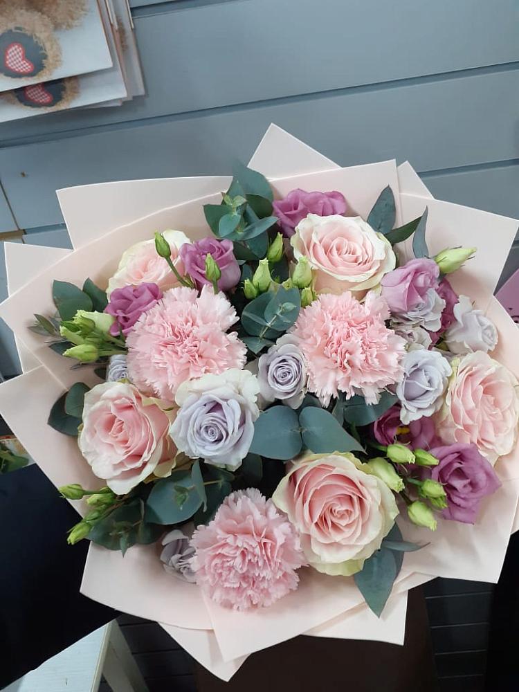 Букет цветов из: Розы, Гвоздики и Лизиантусы в Бегуницы