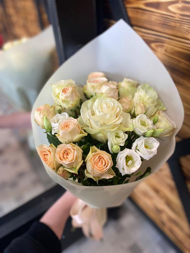 Букет цветов из: Розы и Лизиантусы в Бегуницы