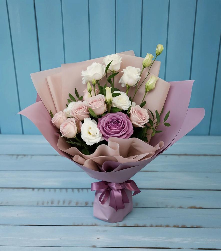 Букет цветов из: Розы и Лизиантусы в Бегуницы